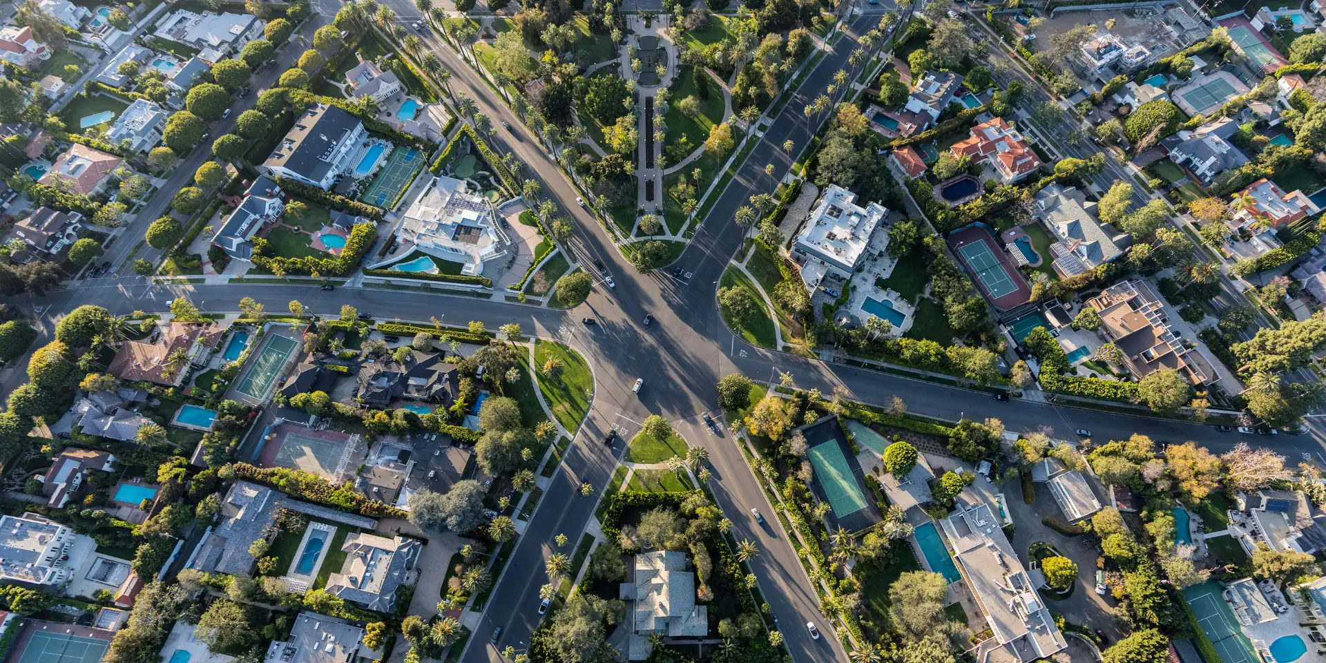 How Luxury Homes Balance Privacy and Open Views in Dense Los Angeles Neighborhoods